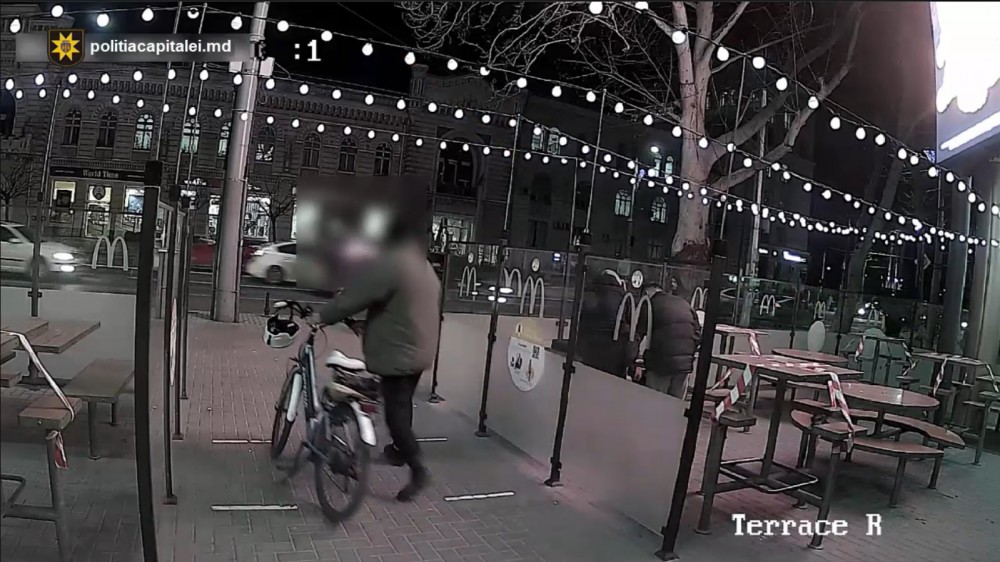 A furat o bicicletă chiar din fața primăriei Chișinău, iar acum riscă ani grei de pușcărie